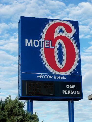 Motel 6 Logo - Motel 6 Sign and Logo | Motel 6 got its name from the fact t… | Flickr