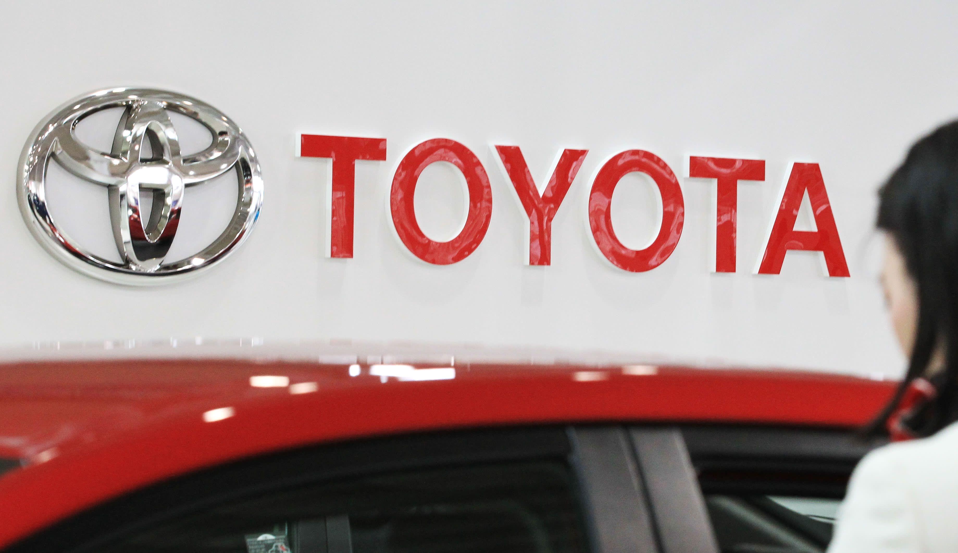 Japanese Automaker Logo - Toyota targets 18% cut to emissions with new powertrains - Nikkei ...