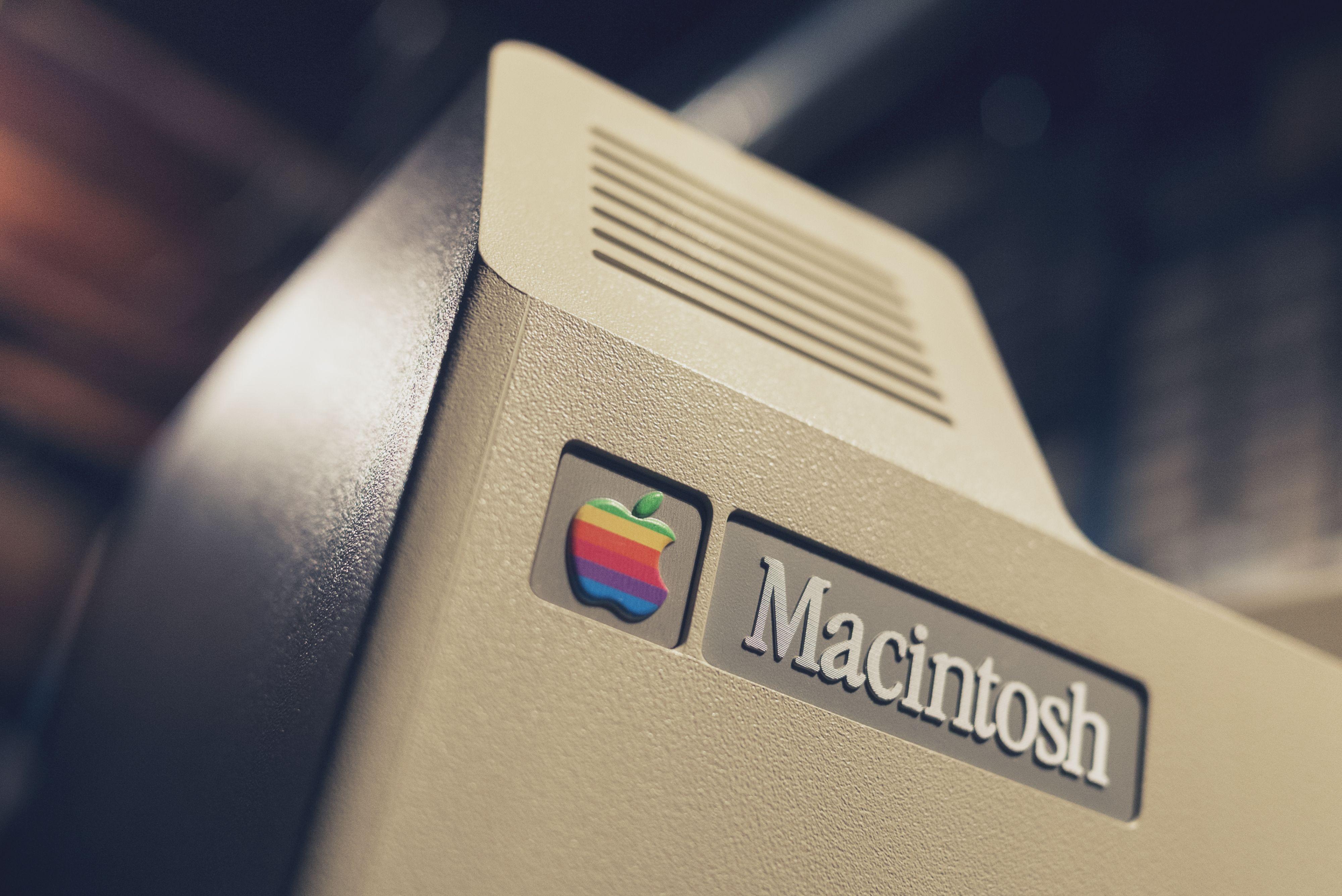 Macintosh Logo - Macintosh logo and badge - Fonts In Use