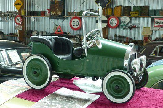 Vintage British Car Logo - British Car Museum model car of British Car Museum