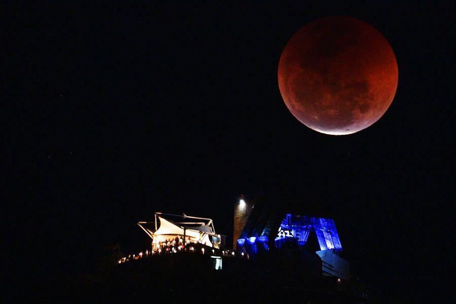Red Moon Mountain Logo - In picture: World left starstruck as Blood Moon shines. Amazing