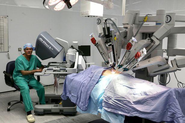 Da Vinci Robot Logo - See futuristic surgery that helped young woman become first to have