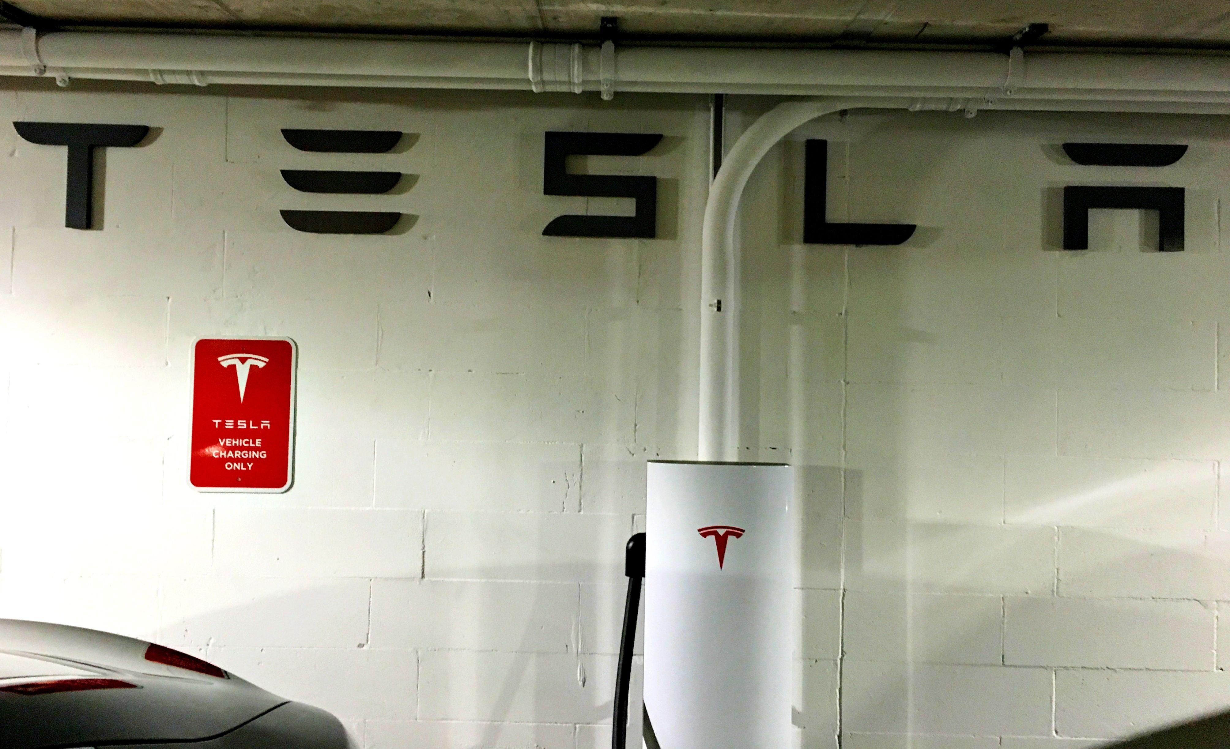 Tesla Supercharger Logo - tesla-logo-urban-supercharger - TESLARATI.com