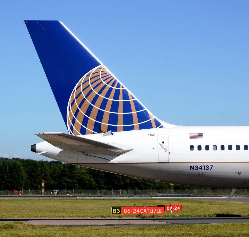 United Airlines Tail Logo - United Airlines Boeing 757-224 N34137 Tail | Mark McWalter | Flickr