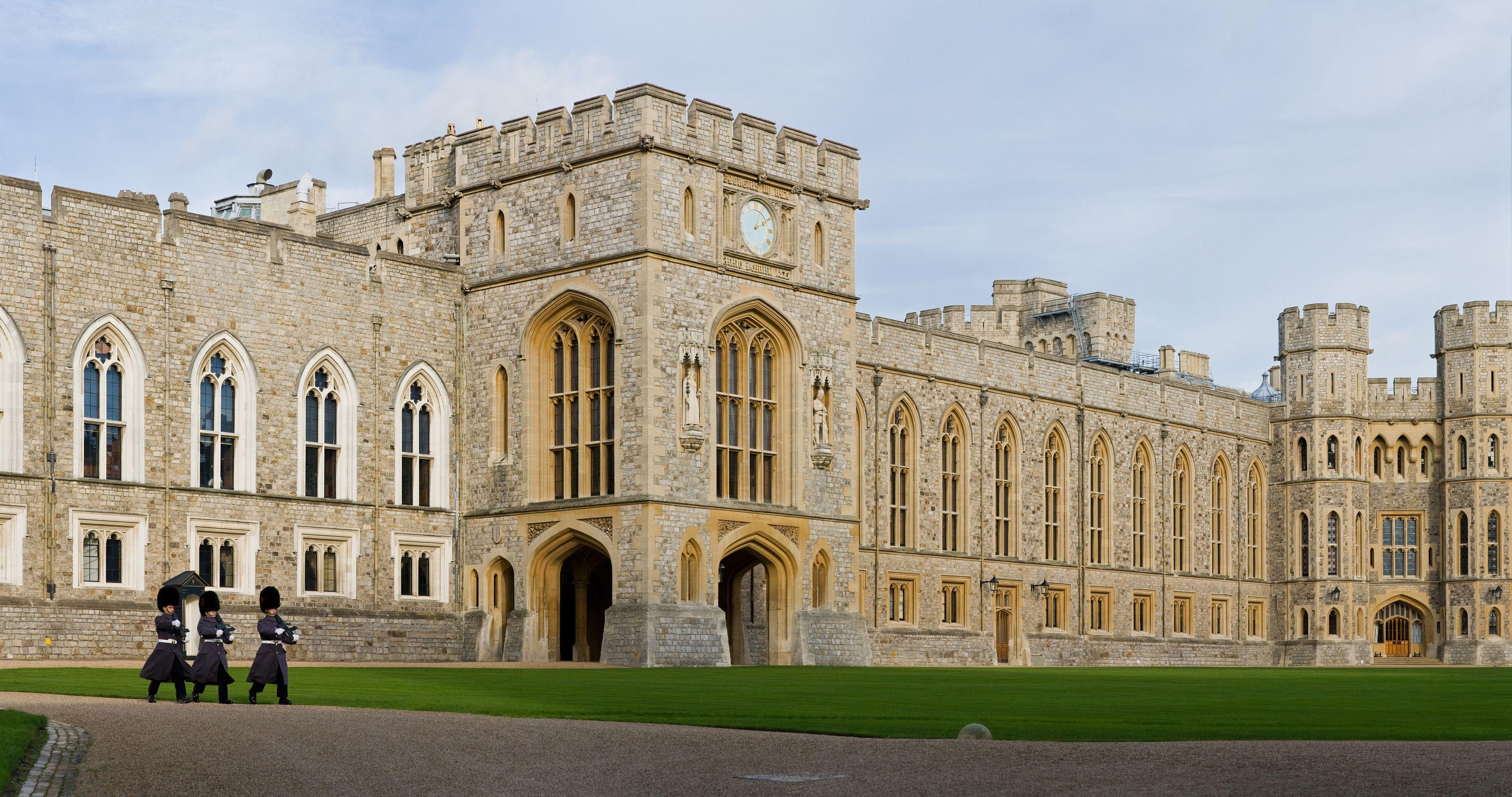 Windsor Palace Logo - File:Windsor Castle Upper Ward Quadrangle 2 - Nov 2006.jpg