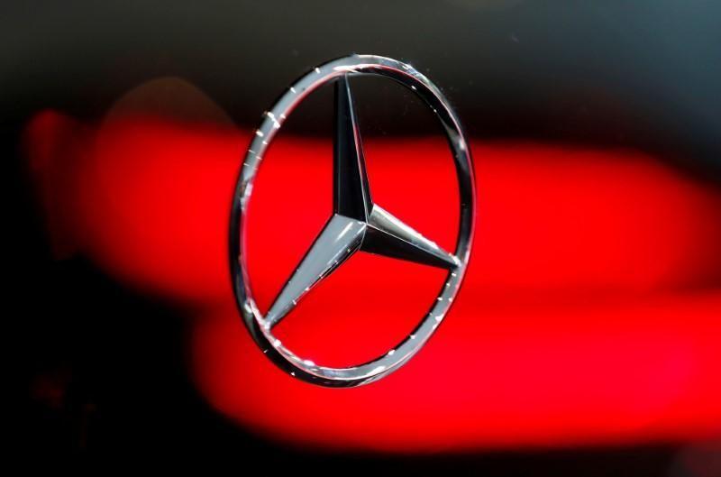 Daimler Mercedes Logo - Daimler to invest 2.6 billion euros in trucks division by 2019 | Reuters