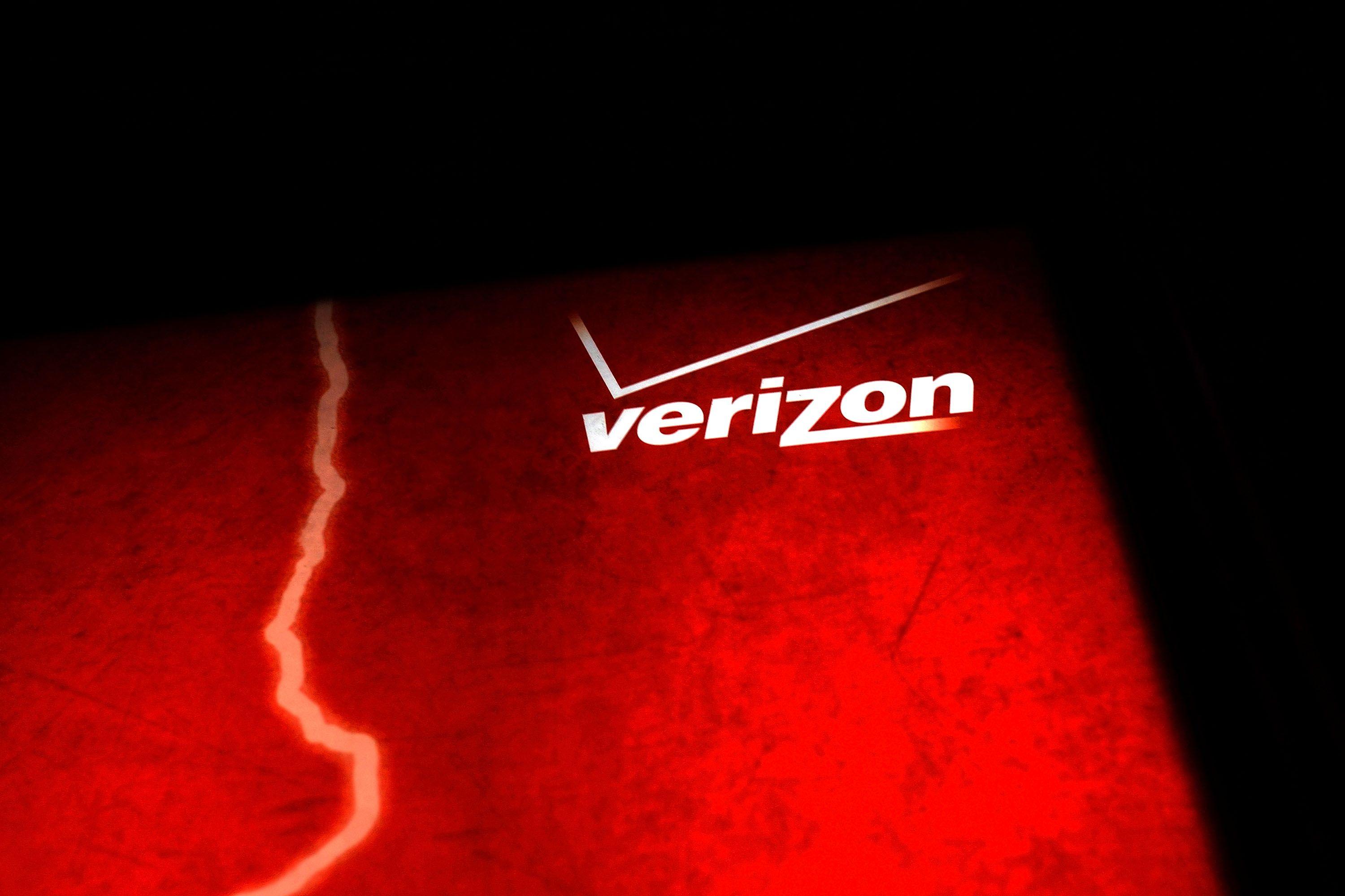 Verizon Small Logo - Verizon cuts 10,000 jobs and admits its Yahoo/AOL division is a ...