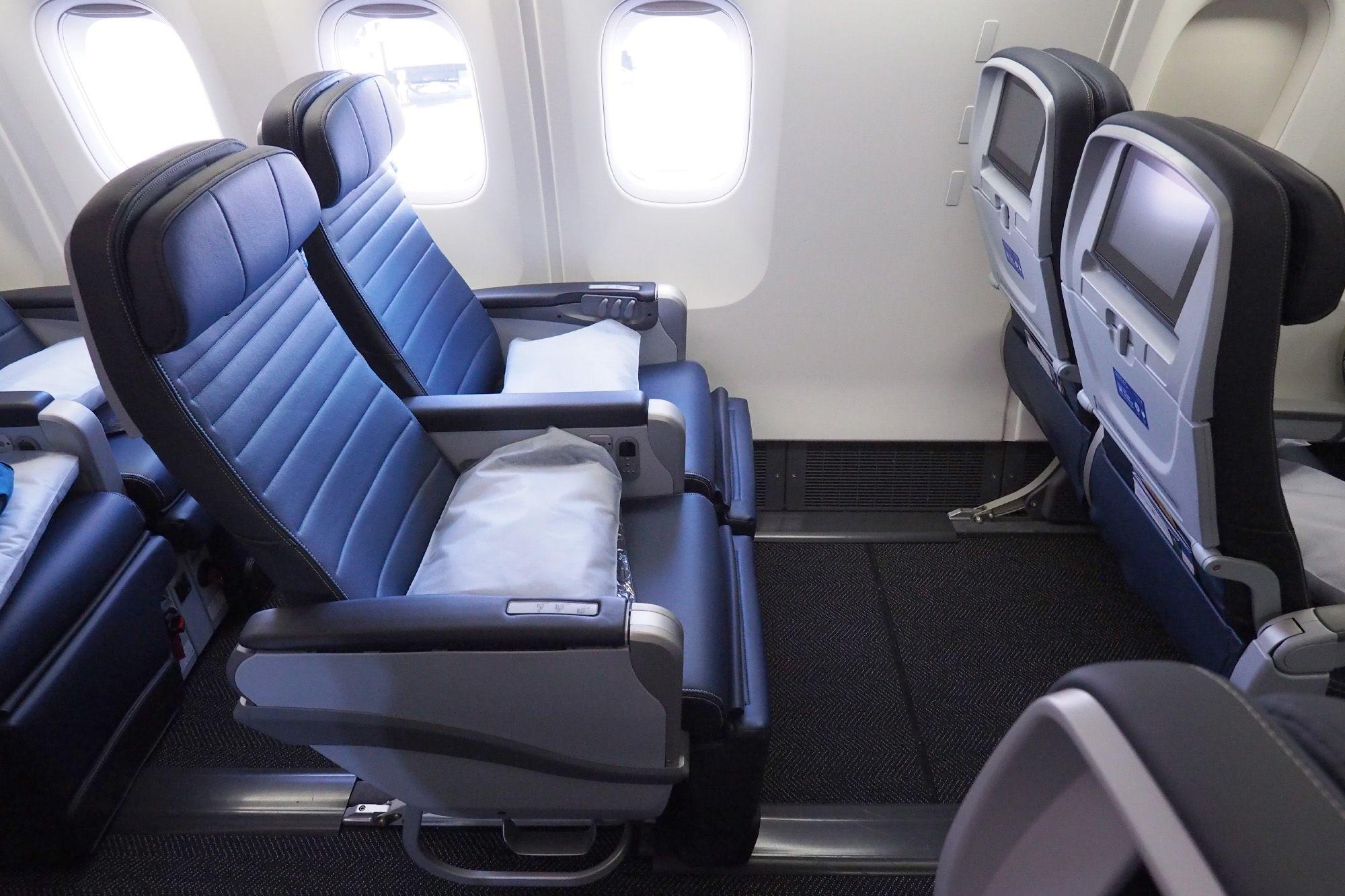 United Economy Seat Logo - Where to Sit When Flying United's 767-300ER: Economy