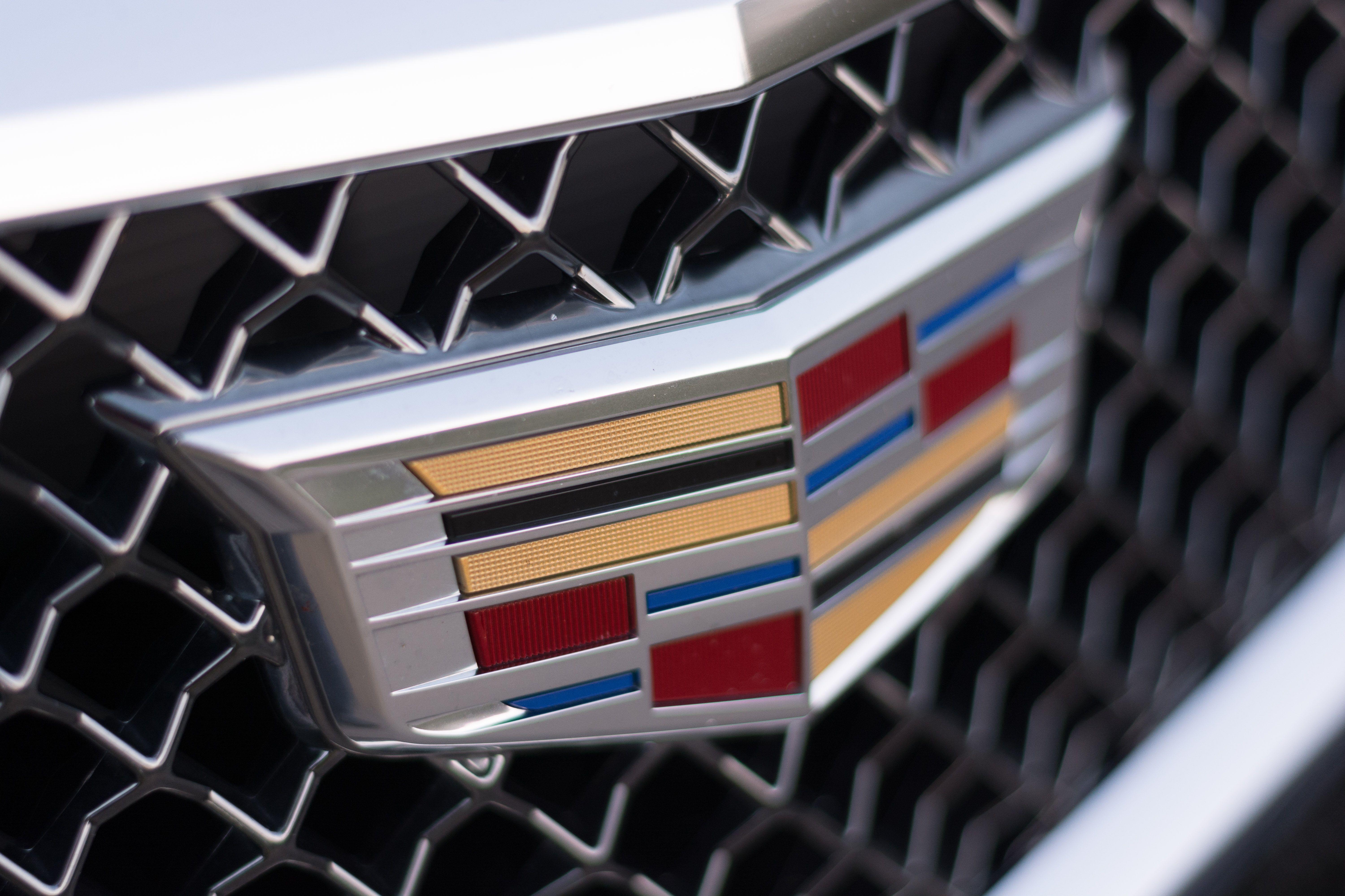 Cadillac logo на крыло