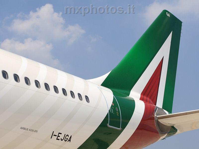 Green and Red Airline Logo - MXPhotos Aviation News