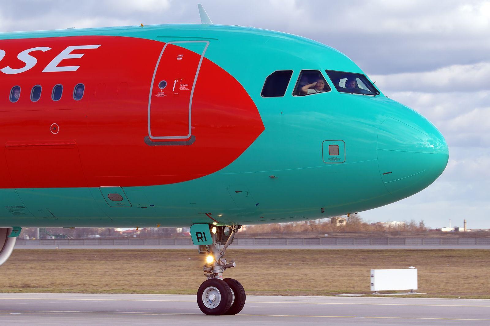 Green and Red Airline Logo - File:Airbus A321-231, WindRose Airlines AN1871158.jpg - Wikimedia ...