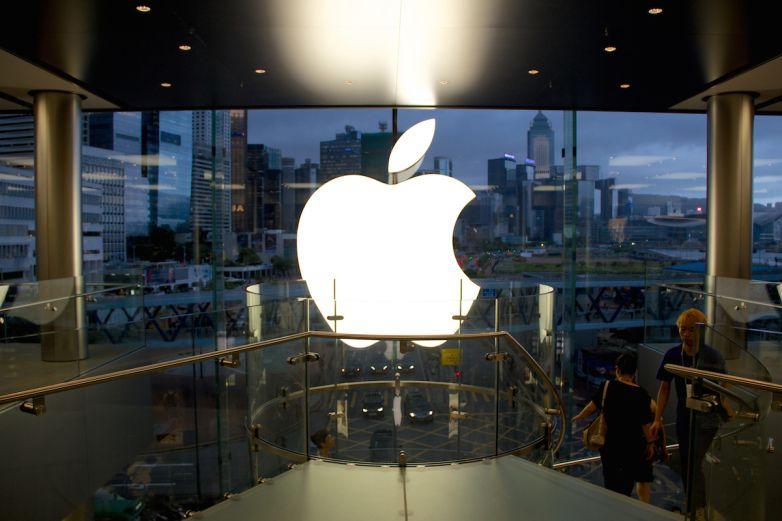 Crazy Apple Logo - Crazy video shows Apple store being robbed in 13 seconds flat – BGR