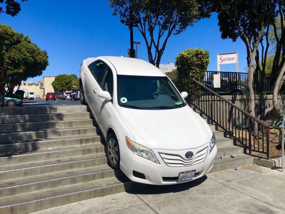 Uber San Francisco Logo - San Francisco Uber driver accidentally takes the stairs