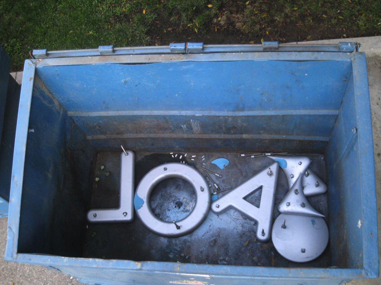 Old AOL Logo - AOL's Throws Its Old Logo In The Dumpster