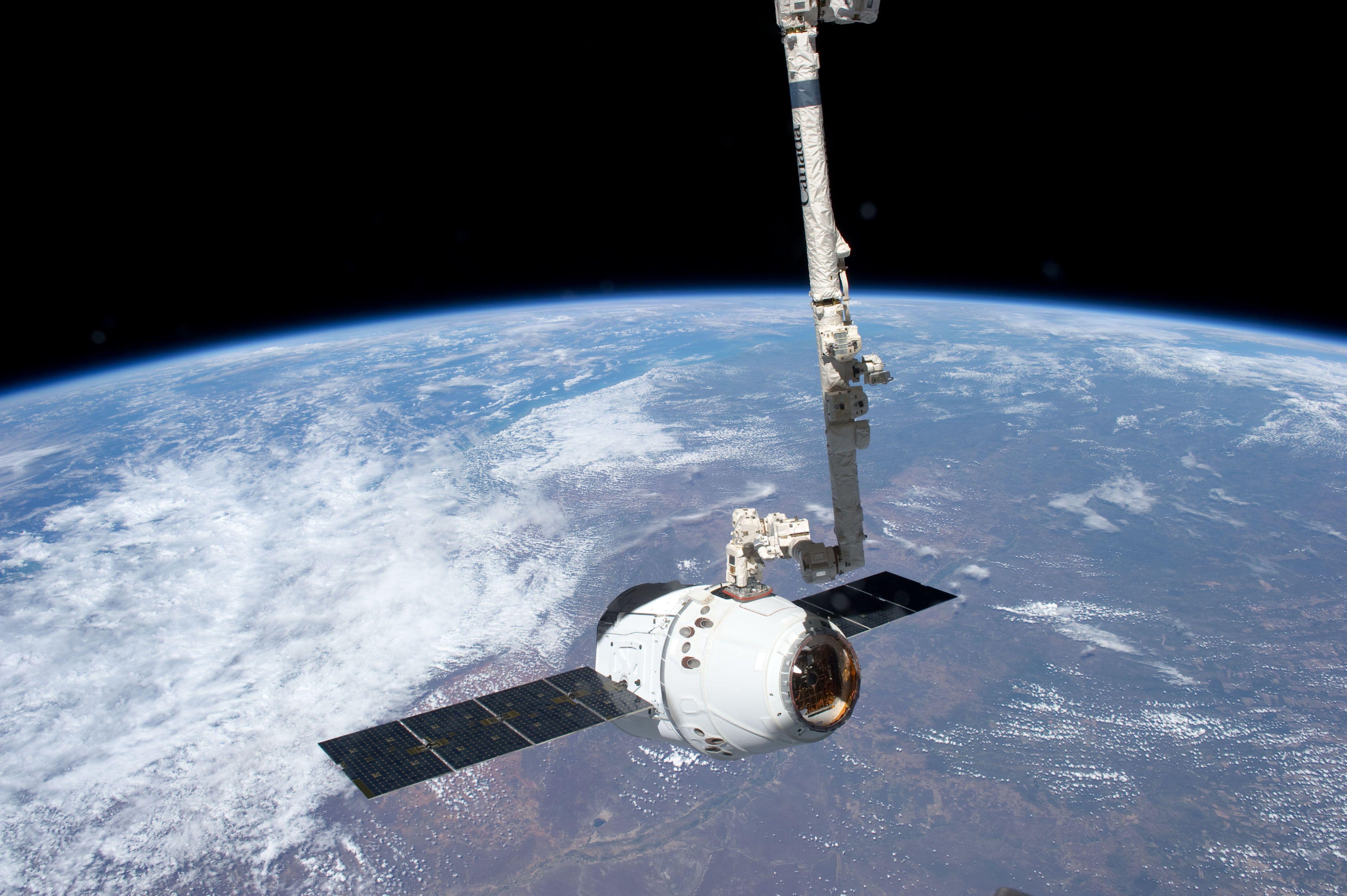 NASA Dragon Logo - SpaceX Dragon is grappled by Canadarm2 | NASA