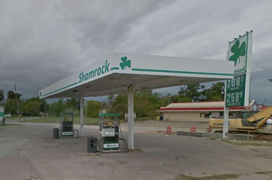 Shamrock Gas Station Logo - Man shot in chest in southeast Houston