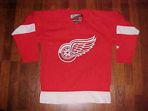 Small Red Wings Logo - Pro Player NHL Detroit Red Wings Team Logo Boys Hockey Jersey Small ...