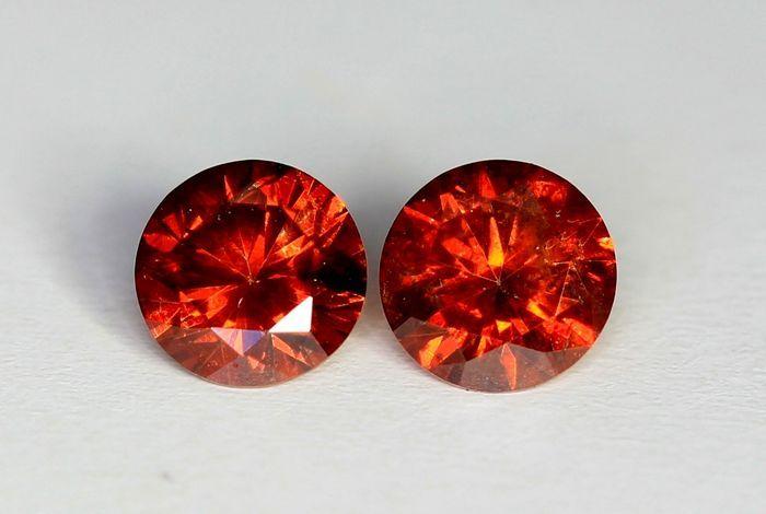 Two Red Diamonds Logo - Matching Pair 2 red diamonds - 0.38 ct (in total) – No Reserve - Catawiki