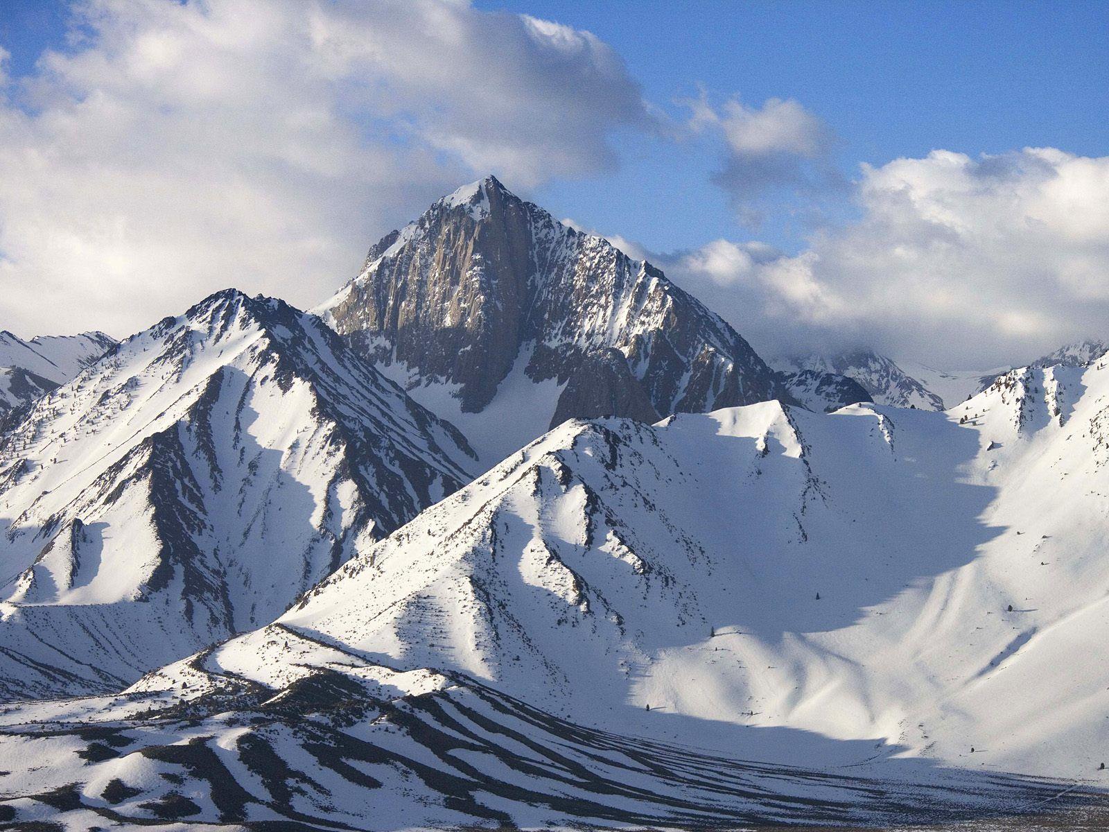 Sierra Nevada Mountain Logo - One Killed, Others Injured In Washington State Avalanche | Highlight ...