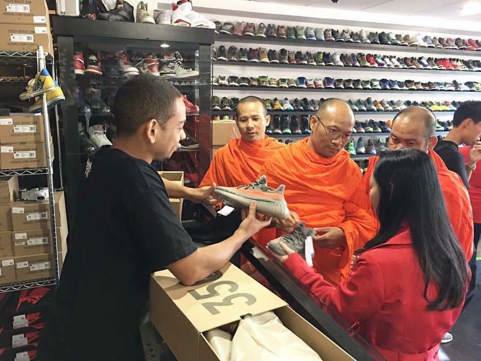 Buddhist Streetwear Logo - Buddhist monks bout to buy some heat : streetwear