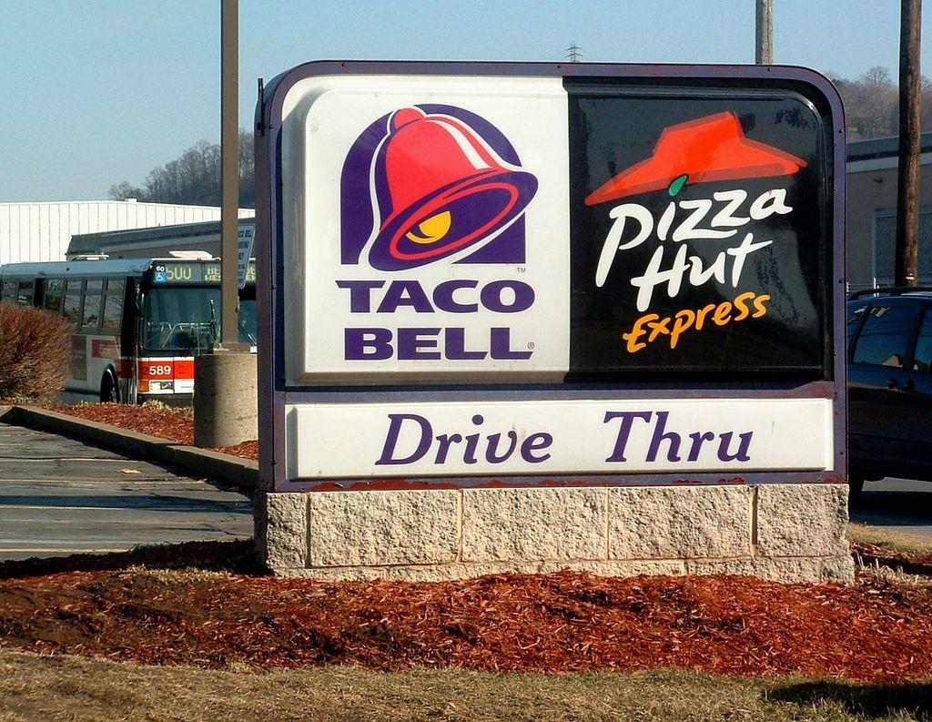 Pizza Hut Taco Bell Logo - Taco Bell Pizza Hut Drive Thru | The sign on Freeport road f… | Flickr