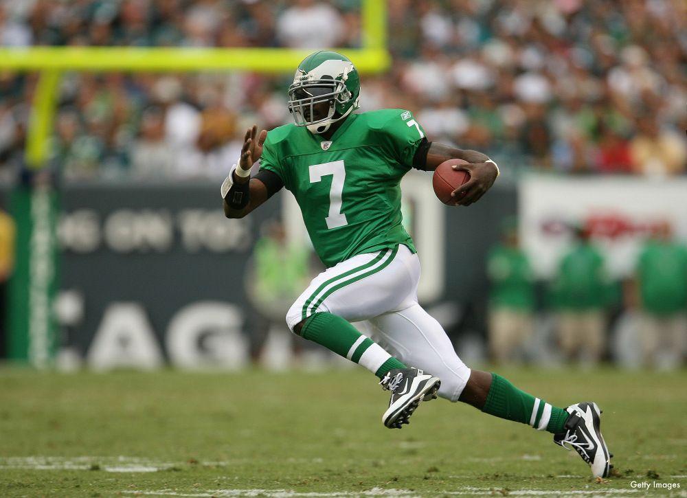 Kelly Green Eagles Logo - Philadelphia Eagles Considering Long Overdue Switch To Kelly Green
