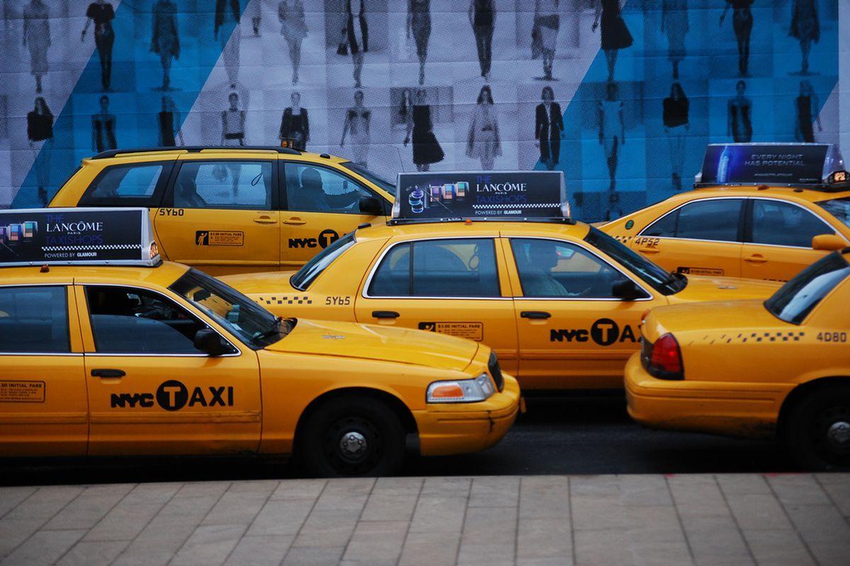 Actual Size Uber Driving Logo - Uber and Lyft cars now outnumber yellow cabs in NYC 4 to 1 - Curbed NY