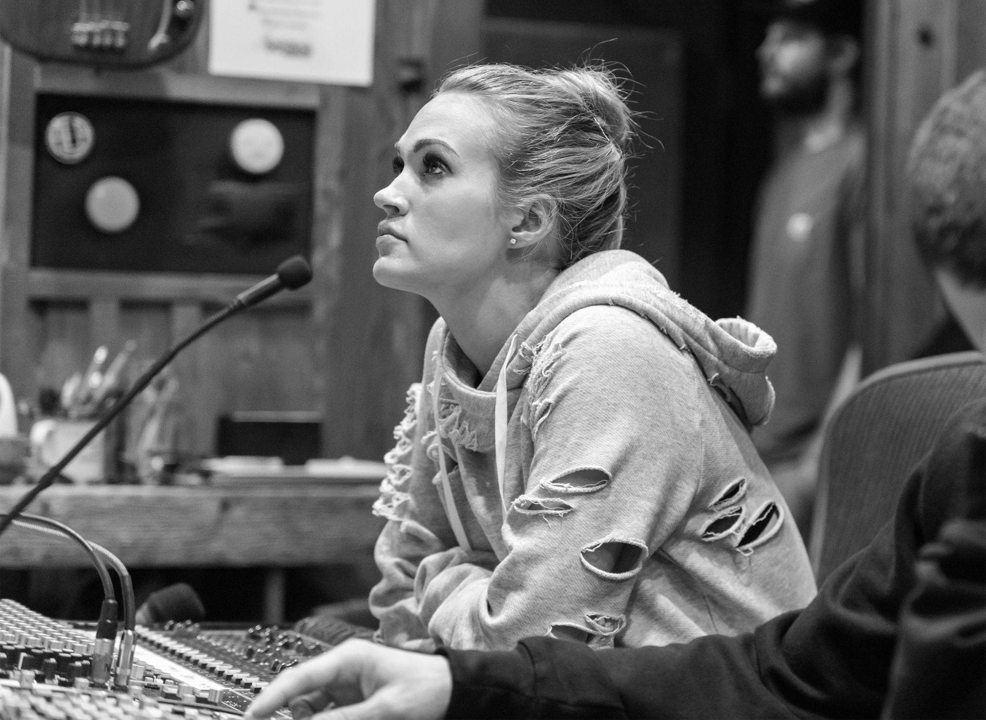Carrie Underwood Black and White Logo - Carrie Underwood Reveals Half Her Face to Fans, Back in Studio ...