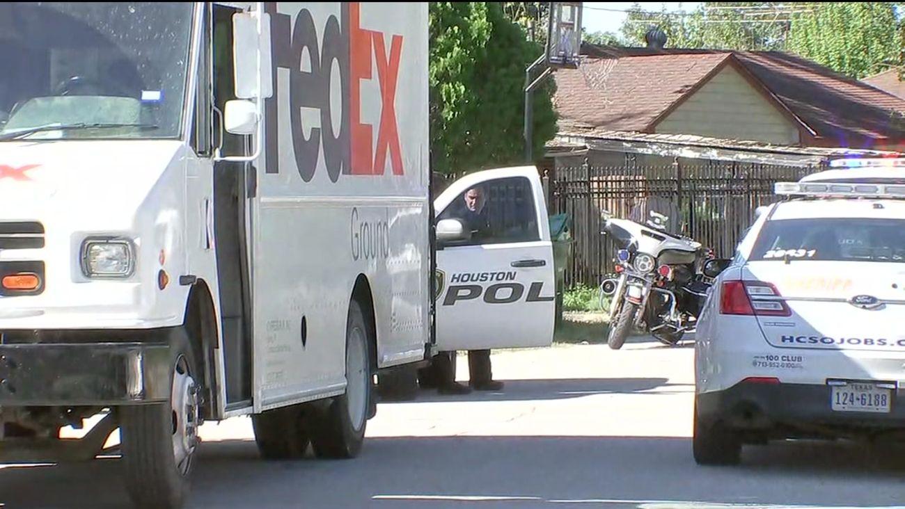 FedEx Truck Logo - FedEx truck delivers thieves right into police custody