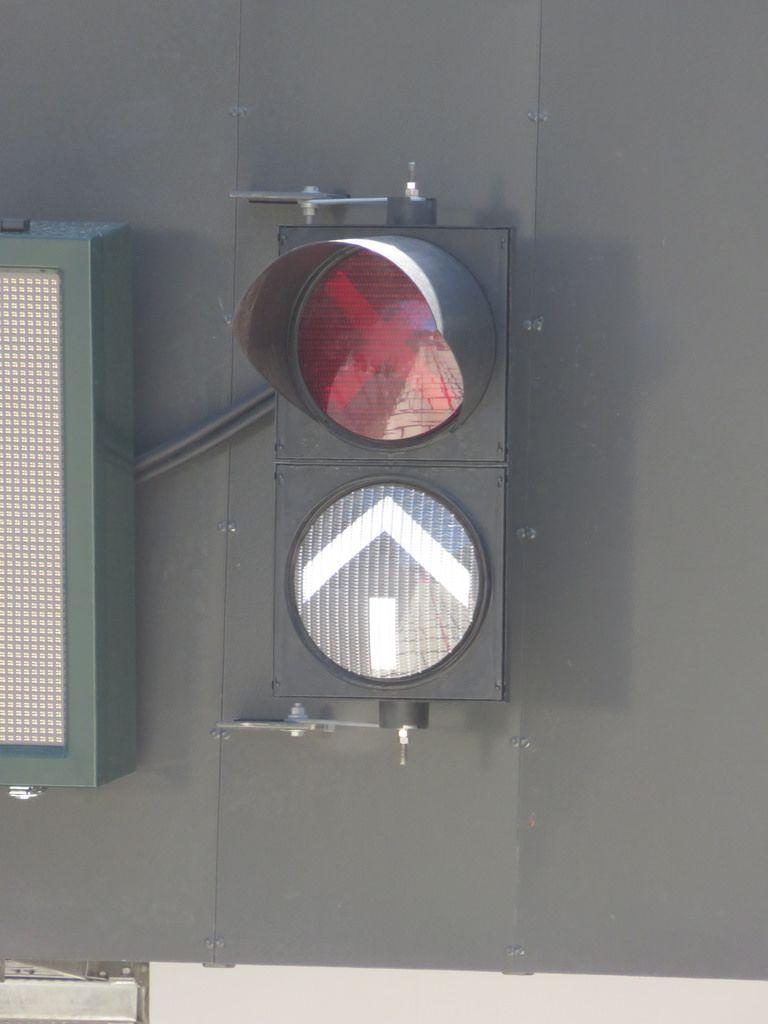 Arrows with Red X Logo - Braums LED white arrow/red X traffic light | Ryan Smith | Flickr