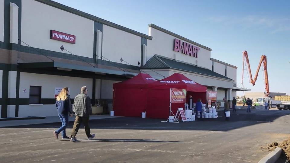 Bi-Mart Logo - More than 1,000 lined up for Bi-Mart opening in Kuna | Idaho Statesman