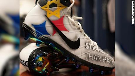 Cleats Logo - Steelers quarterback cleats honors shooting victims