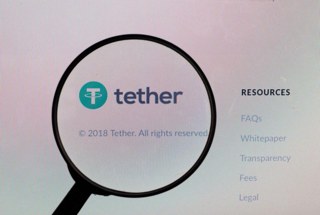 Tether Logo - Lupe über dem Tether-Logo | 