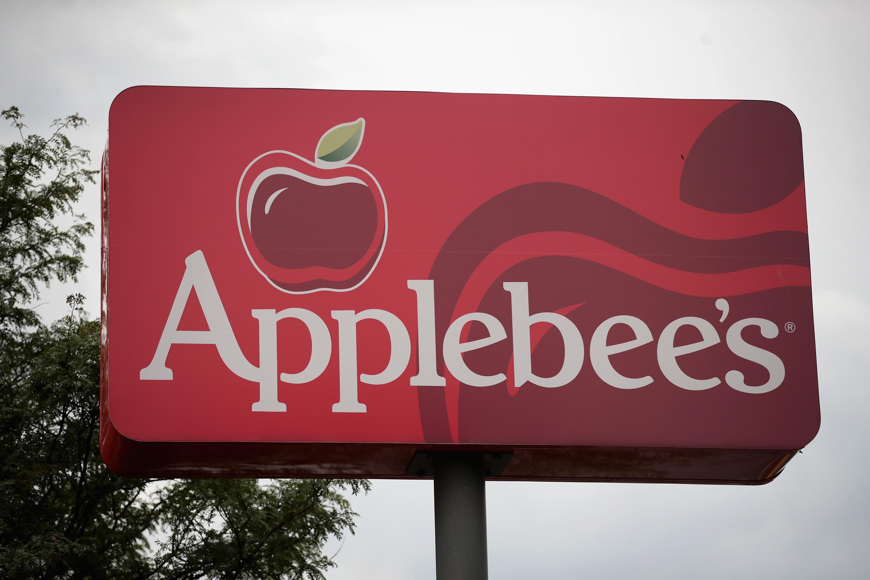 Applesbees Logo - Watch: 3 Applebee's Employees Accuse Black Women Of Dine And Dash