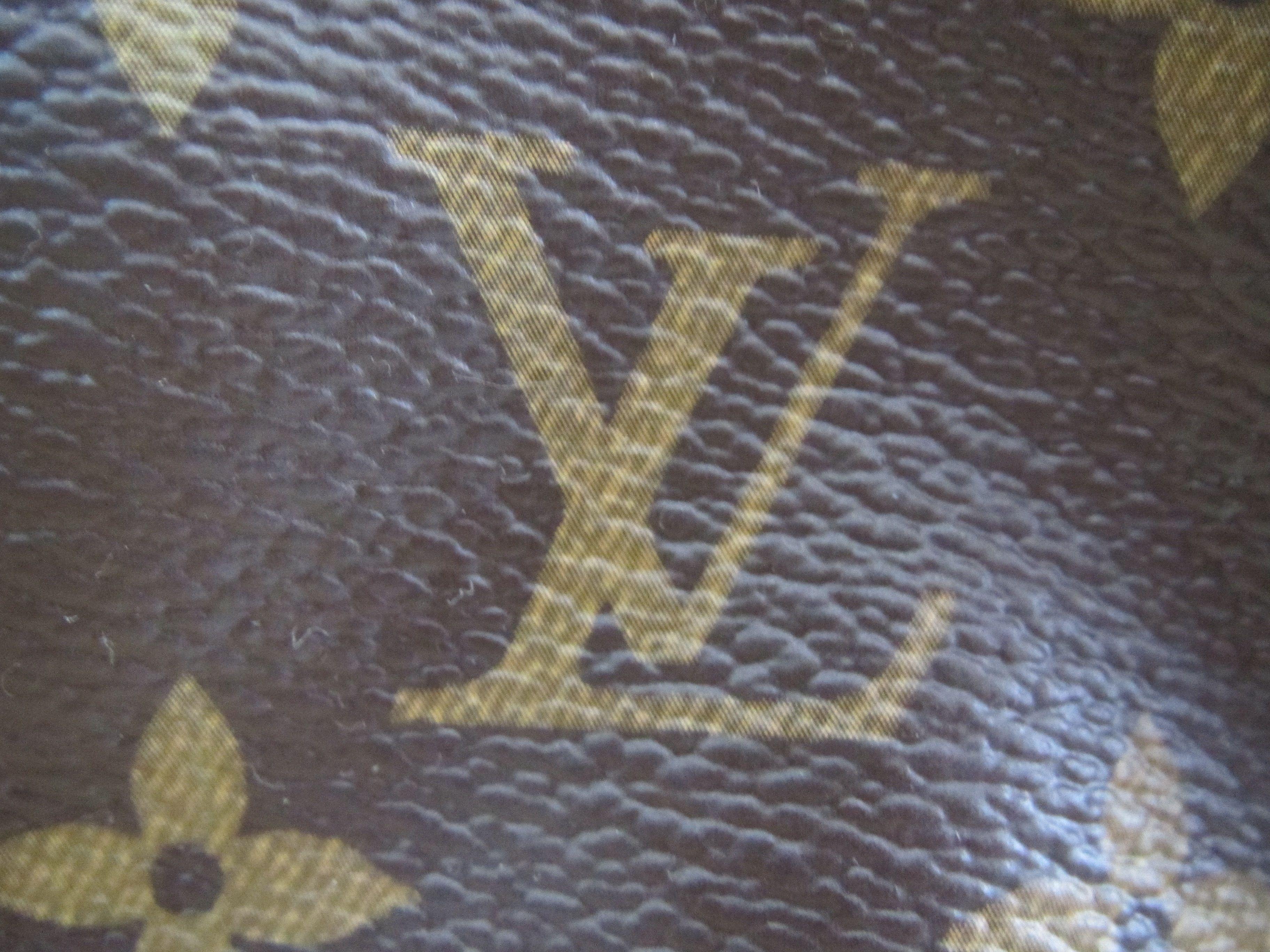 Louis Vuitton Leather Logo - 4 Ways to Spot Fake Louis Vuitton Purses - wikiHow