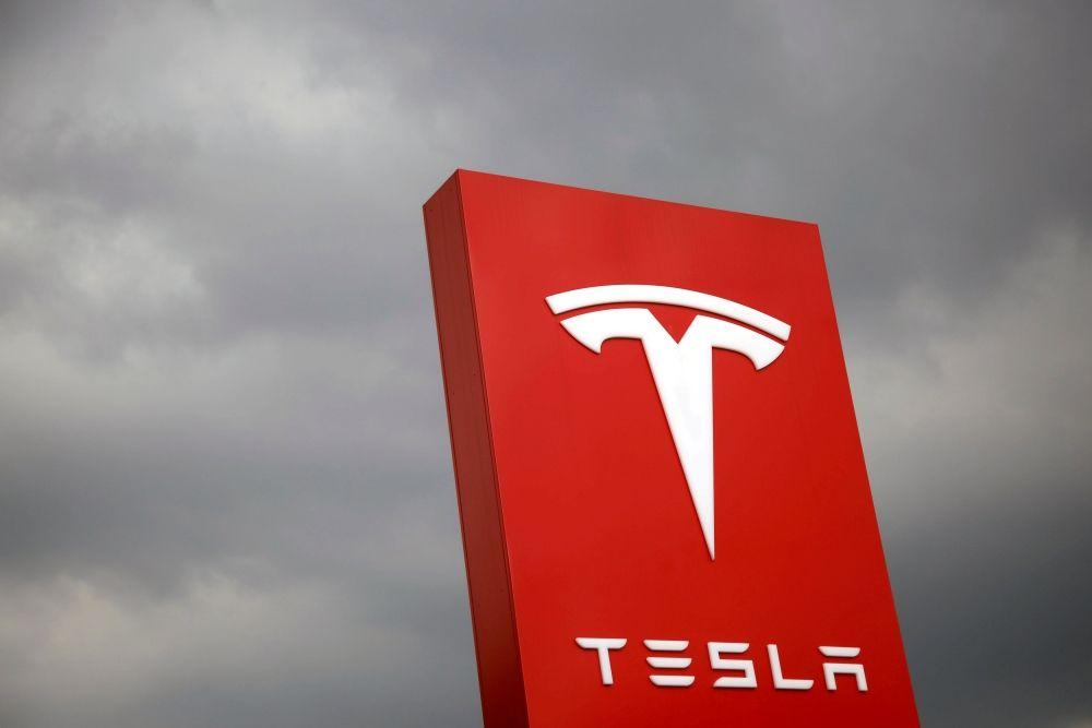 Sputter Logo - Tesla hit with big loss as car deliveries sputter - Saudi Gazette