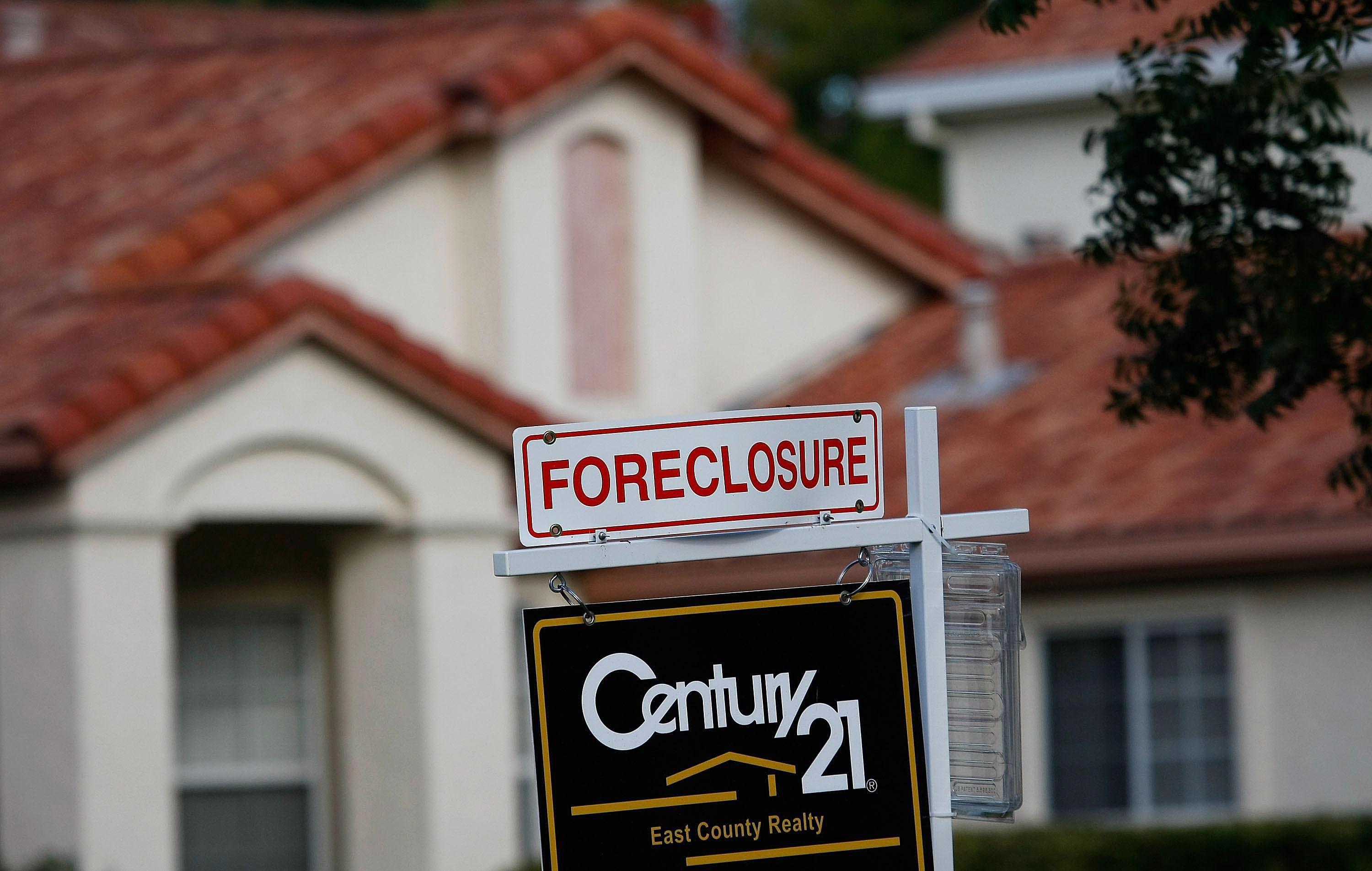 Foreclosure.com Logo - How To Buy Bank Owned Foreclosures Or REOs