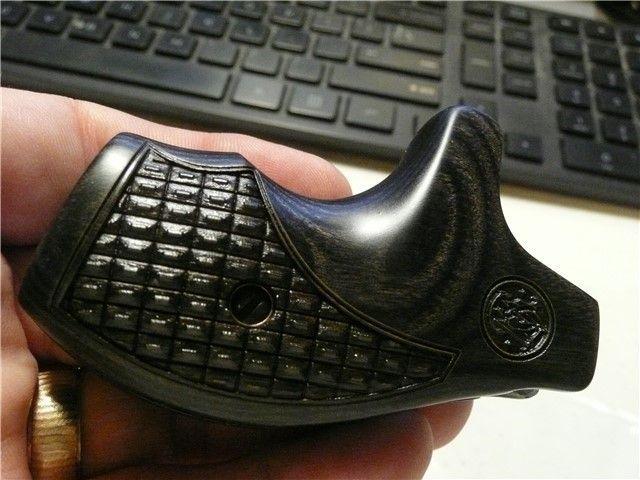 GunBroker Logo - S&W J FRAME W LOGO ROUND BUTT BLACK CROCBACK GRIPS Grips At