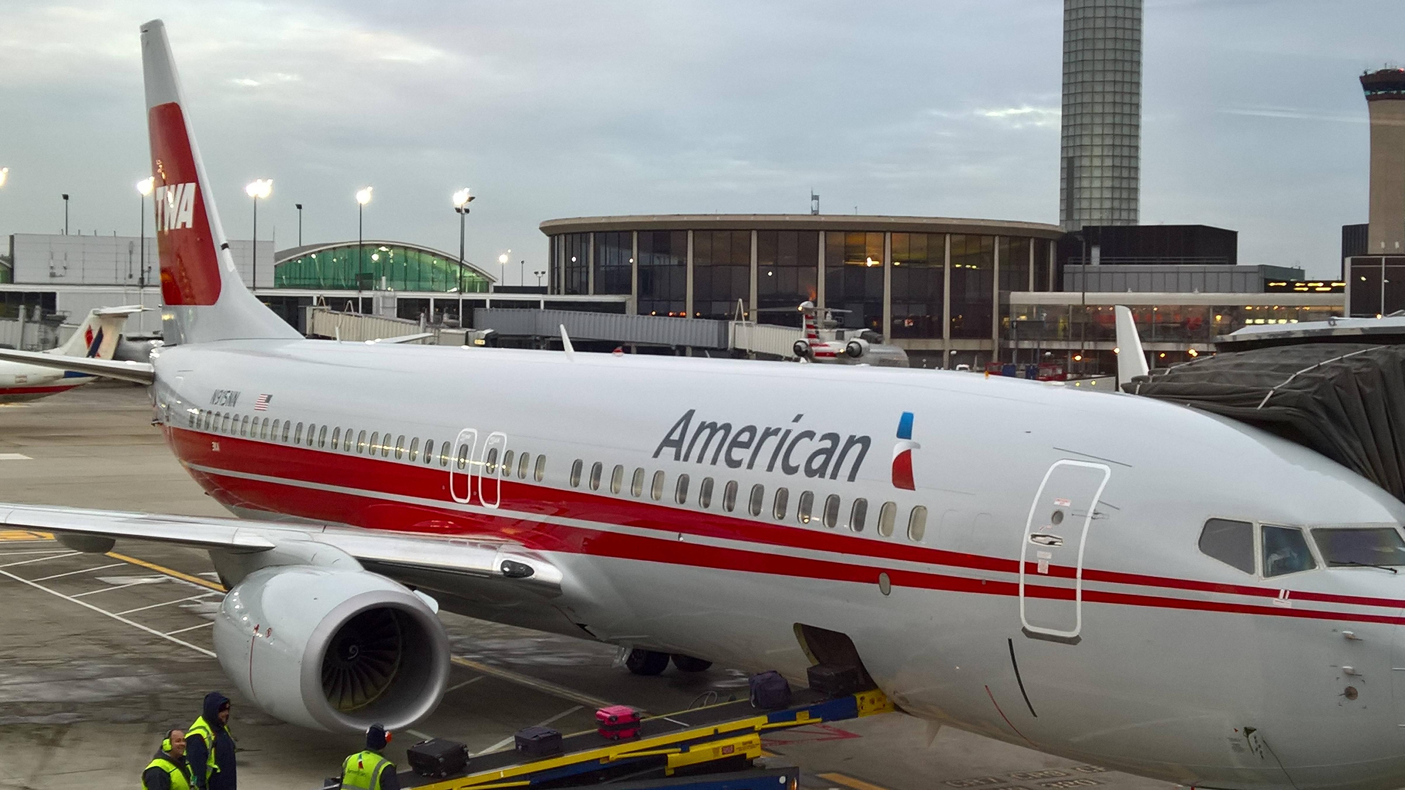 TWA Logo - American Airlines slapped their logo on a TWA airplane instead of ...