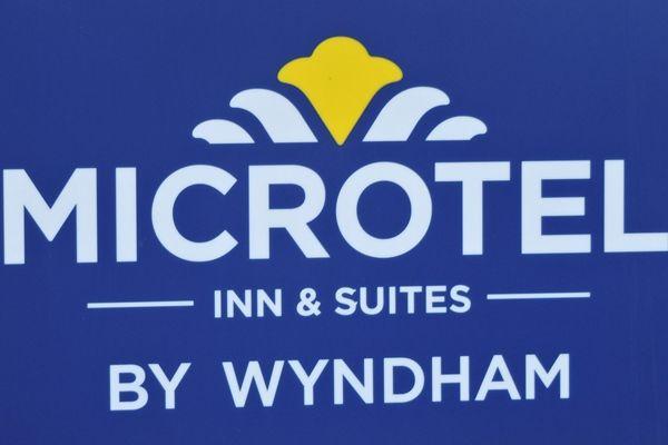 Microtel Logo - Microtel Inn & Suites - BY WYNDHAM