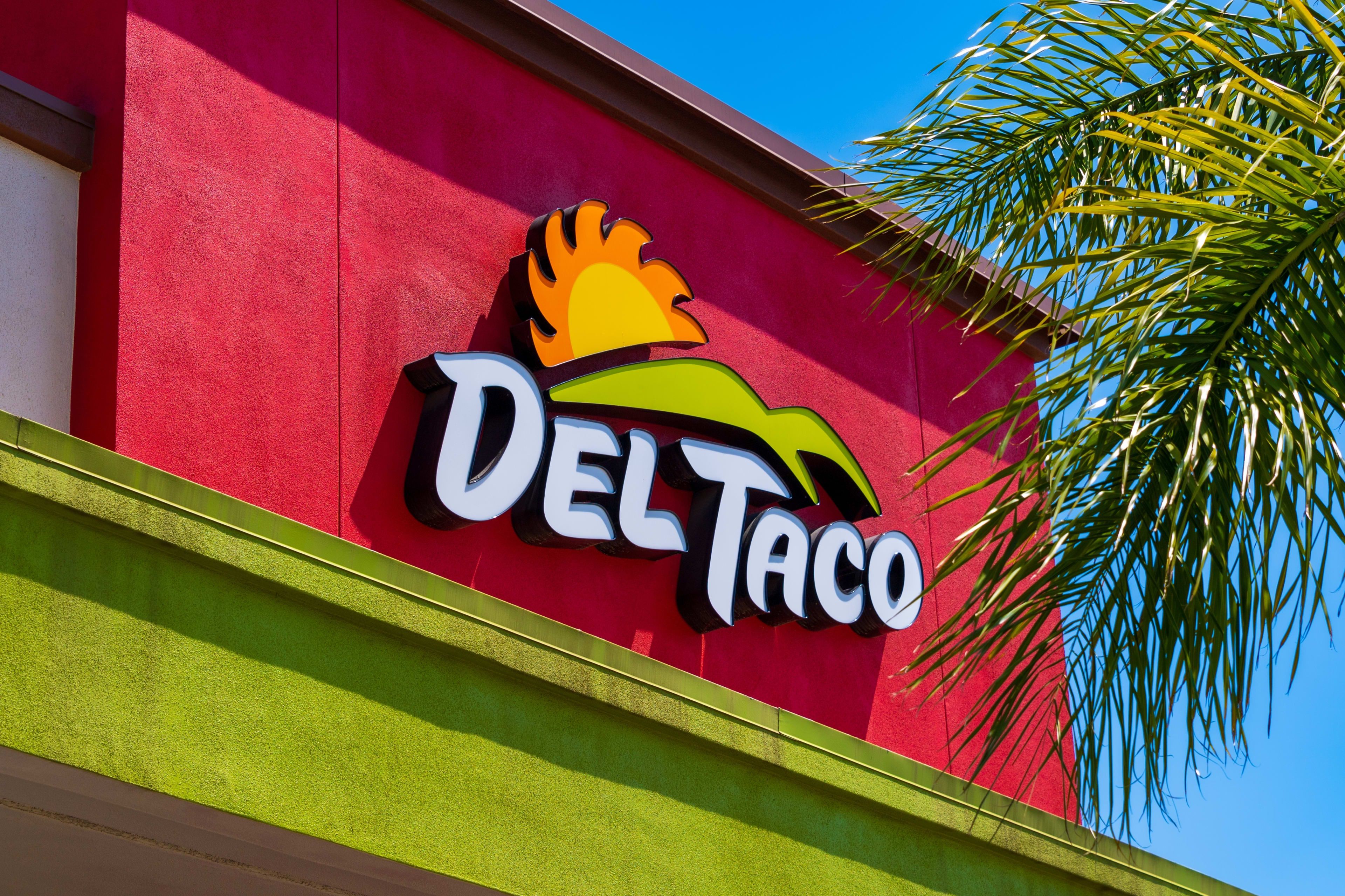 Del Taco Logo - Del Taco Introduces New $3 'Micro Meal' Menu Item - Parade
