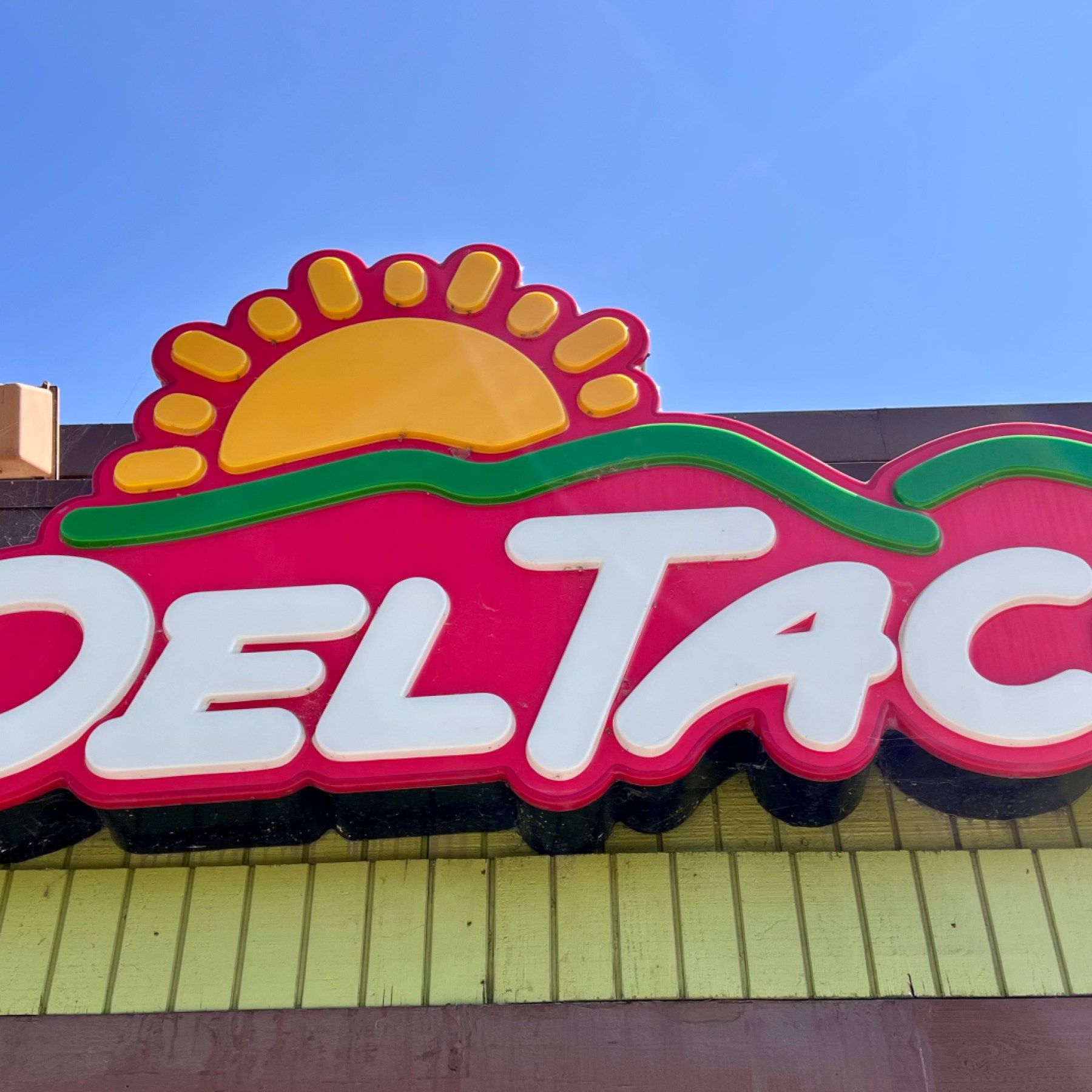 Del Taco Logo - Del Taco reopening 17 restaurants, adding one across Colorado