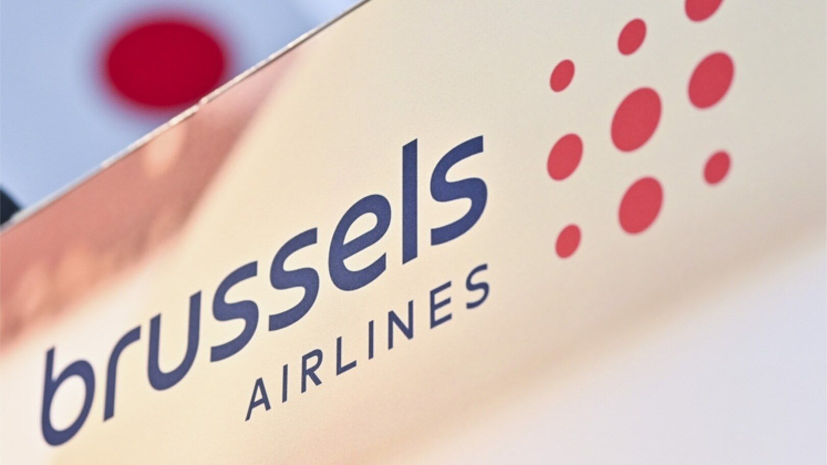 Brussels Airlines Logo - Brussels Airlines s'offre un nouveau logo, le personnel dénonce une  opération marketing 