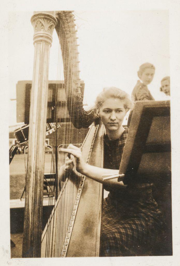 Woman Harp Logo - Woman playing a harp | simpleinsomnia | Flickr