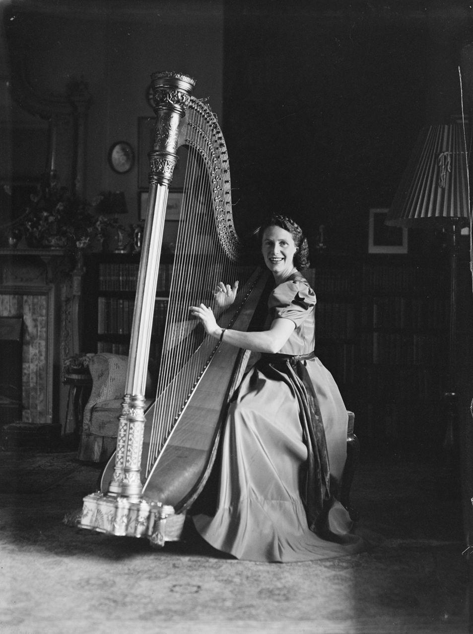 Woman Harp Logo - Portrait Of A Woman Strumming A Harp (AM 76033 1)