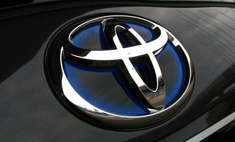 2002 Blue Toyota Logo - Toyota to pay family nearly Rs 1700 cr over defect in 2002 Lexus