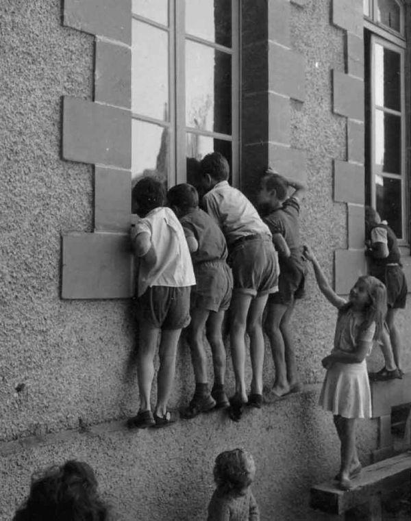 Vintage Black and White Windows Logo - As crianças vivem sempre no presente