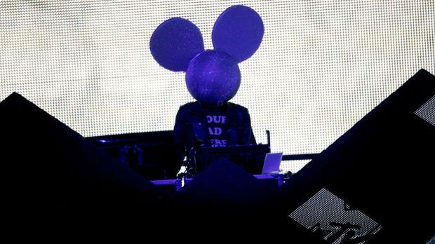 Minecraft Deadmau5 Logo - Deadmau5 mingles with fans in online game Minecraft | CTV News