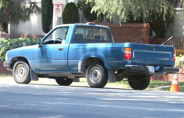 Old Toyota Tacoma Logo - Kristen Stewart Spotted Driving Old Toyota Truck - autoevolution