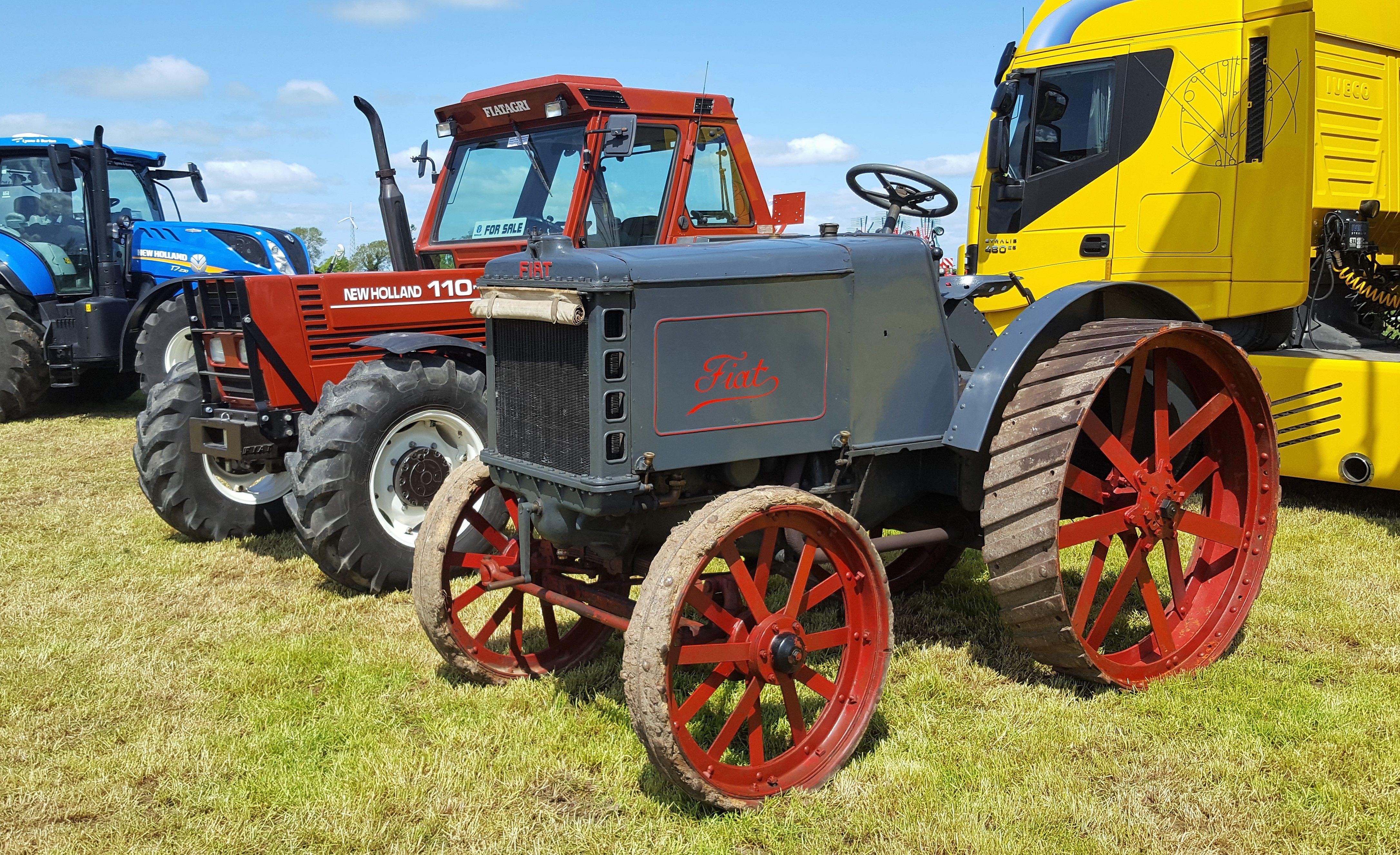 Old New Holland Logo - Old School Outfit Gets An Airing At Grass & Muck